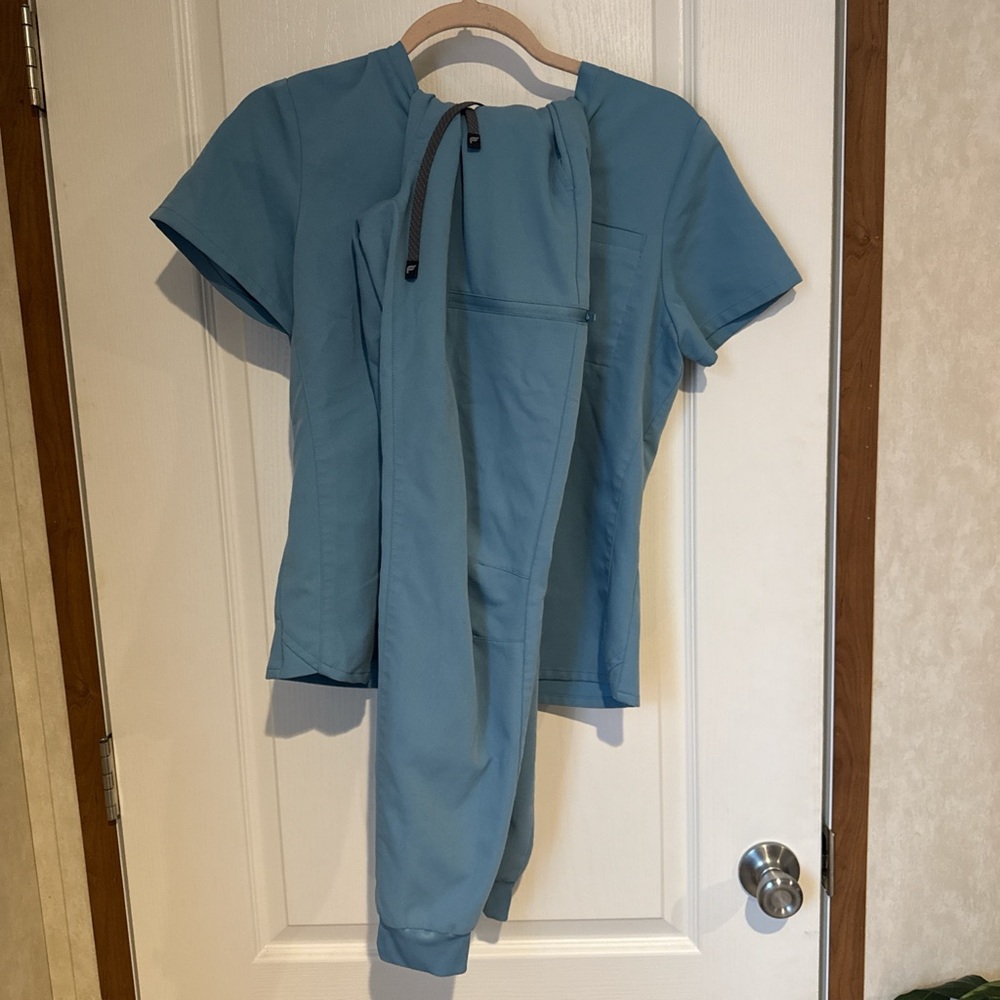 Fabletics Scrub set
